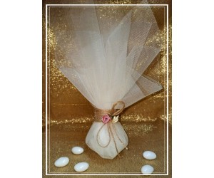  Μπομπονιέρα γάμου τούλι και λουλούδια 